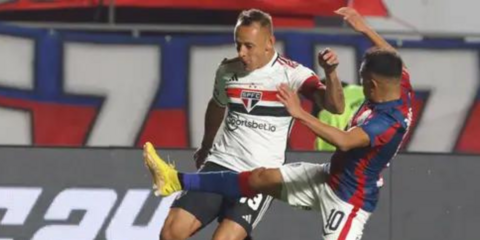 Rafinha siendo domado por el Perrito Barrios en San Lorenzo vs San Pablo por Copa Sudamericana