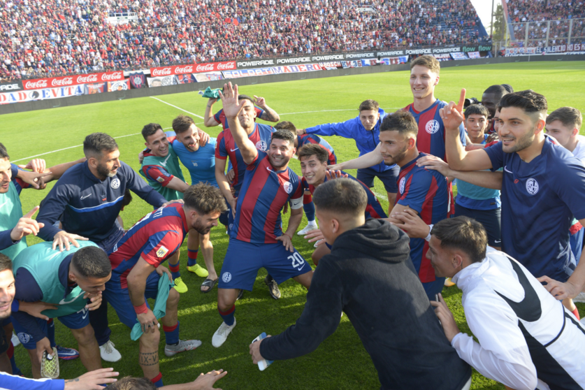 San Lorenzo tras vencer a Huracán