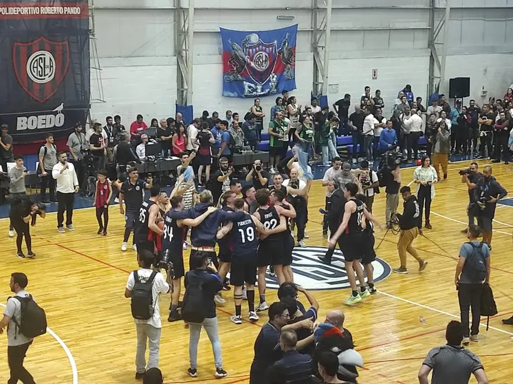 El plantel de San Lorenzo celebrando el triunfo ante Atenas y la permanencia en la máxima categoría del báquetbol argentino