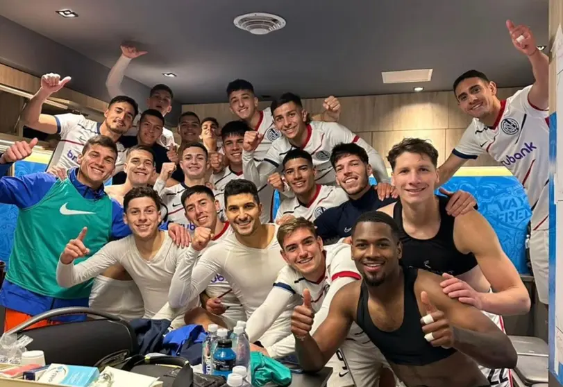 Los jugadores celebraron en el vestuario.