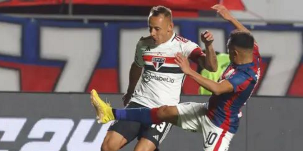 Rafinha siendo domado por el Perrito Barrios en San Lorenzo vs San Pablo por Copa Sudamericana