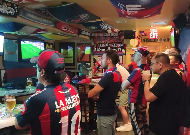 Los Cuervos de New York se reúnen en cada partido para seguir a San Lorenzo.