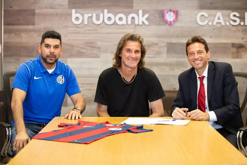 Insua firmó su nuevo contrato.