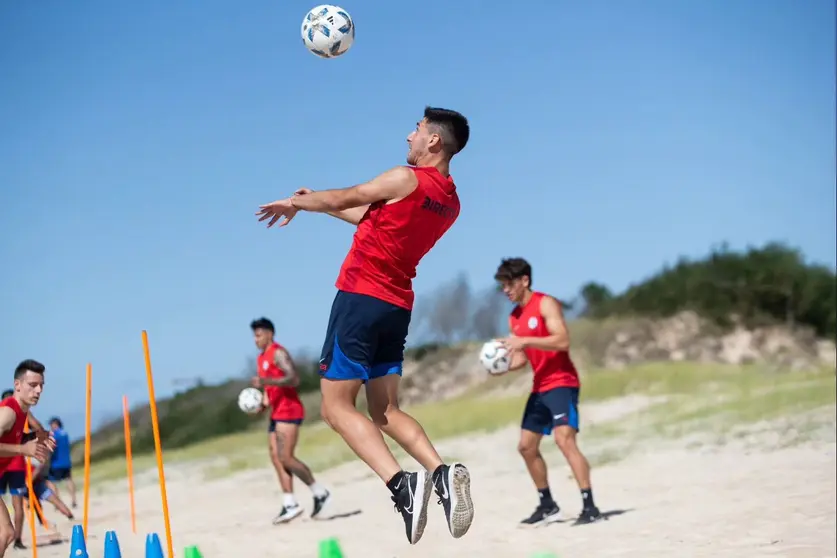 San Lorenzo intensifica la preparación en la playa.