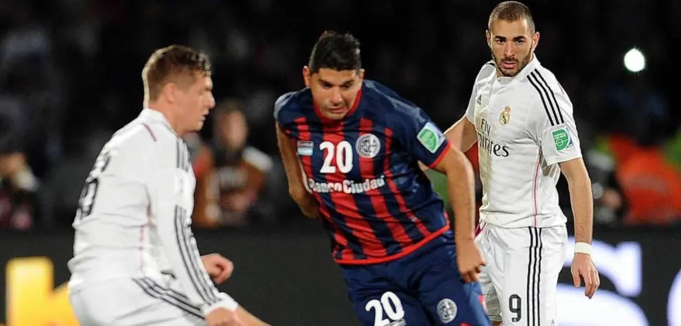 Ortigoza enfrenta a Toni Kroos en una imagen de la final del campeonato mundial de clubes de 2014.