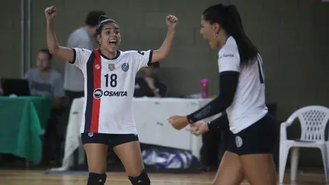 La armadora y capitana Anahí Vega festeja - Foto twitter @CASLAvoley
