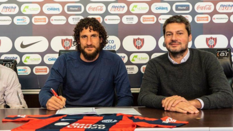 DEFA2788-5467-42E5-9C6F-E878A2E63789