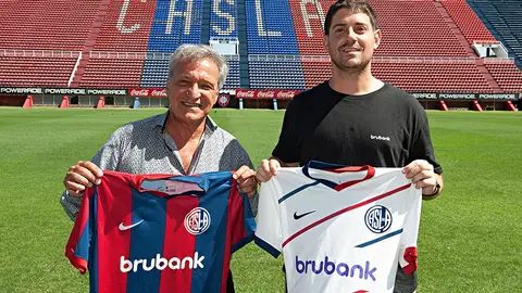 Las camisetas se muestran pero no se consiguen en ningún negocio.