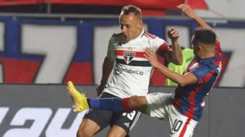 Rafinha siendo domado por el Perrito Barrios en San Lorenzo vs San Pablo por Copa Sudamericana