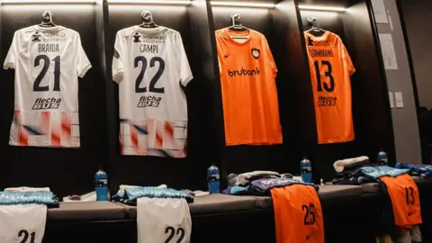 Vestuario listo en el Centenario.