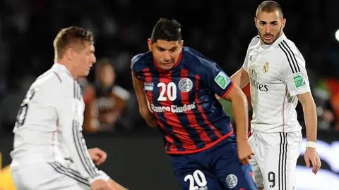 Ortigoza enfrenta a Toni Kroos en una imagen de la final del campeonato mundial de clubes de 2014.
