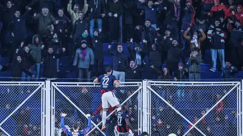Gastón Campi y el festejo con la gente tras su gol vs Liverpool