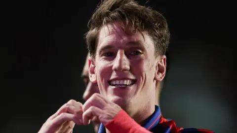 La Bomba Vombergar anotó los dos goles de San Lorenzo.