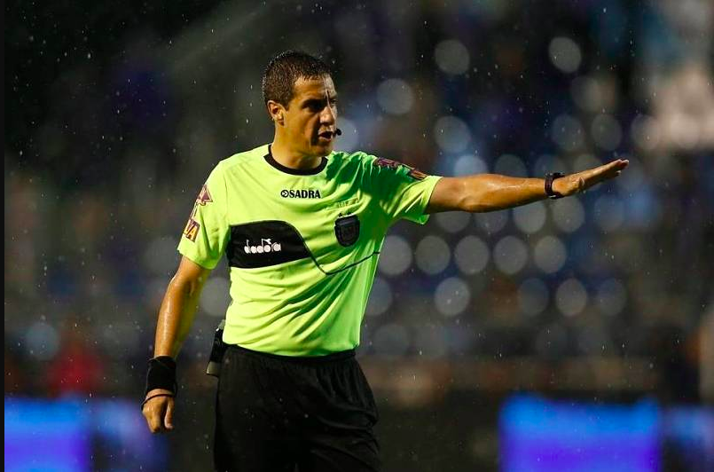 Pablo Echavarría, el árbitro principal del encuentro.