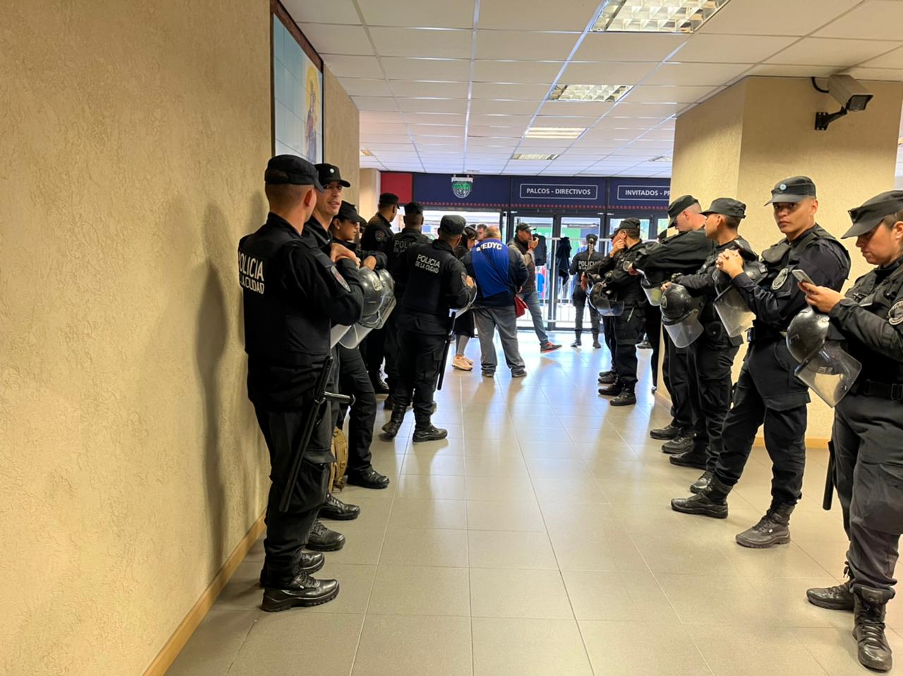 Presencia policial en la Platea Norte por los incidentes