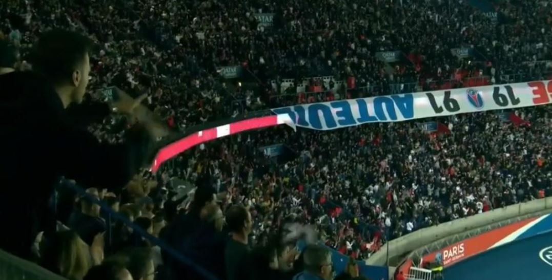 La hinchada del PSG mostró su disconformidad poniendo las banderas al revés
