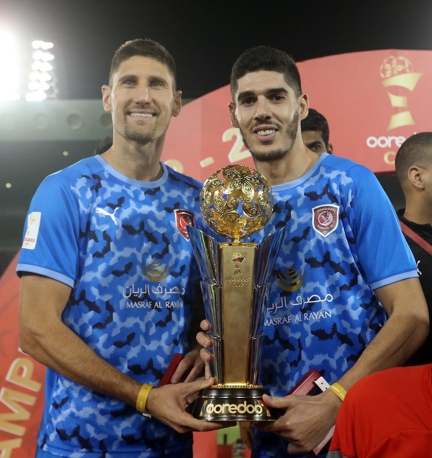 Federico Fernández levantando la Ooredoo Cup