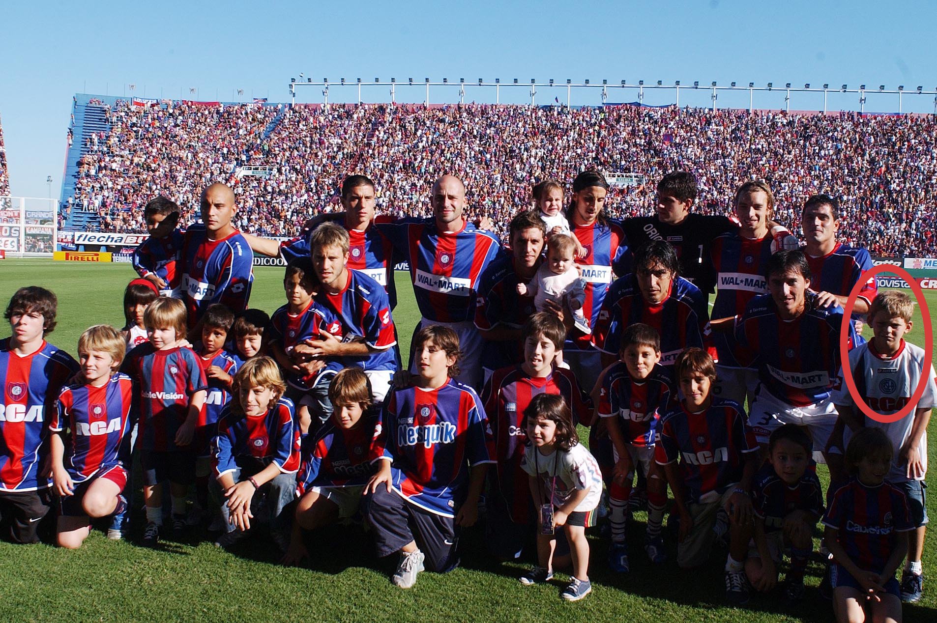 Federico Girotti de pequeño, marcado a la derecha, en la cancha de San Lorenzo