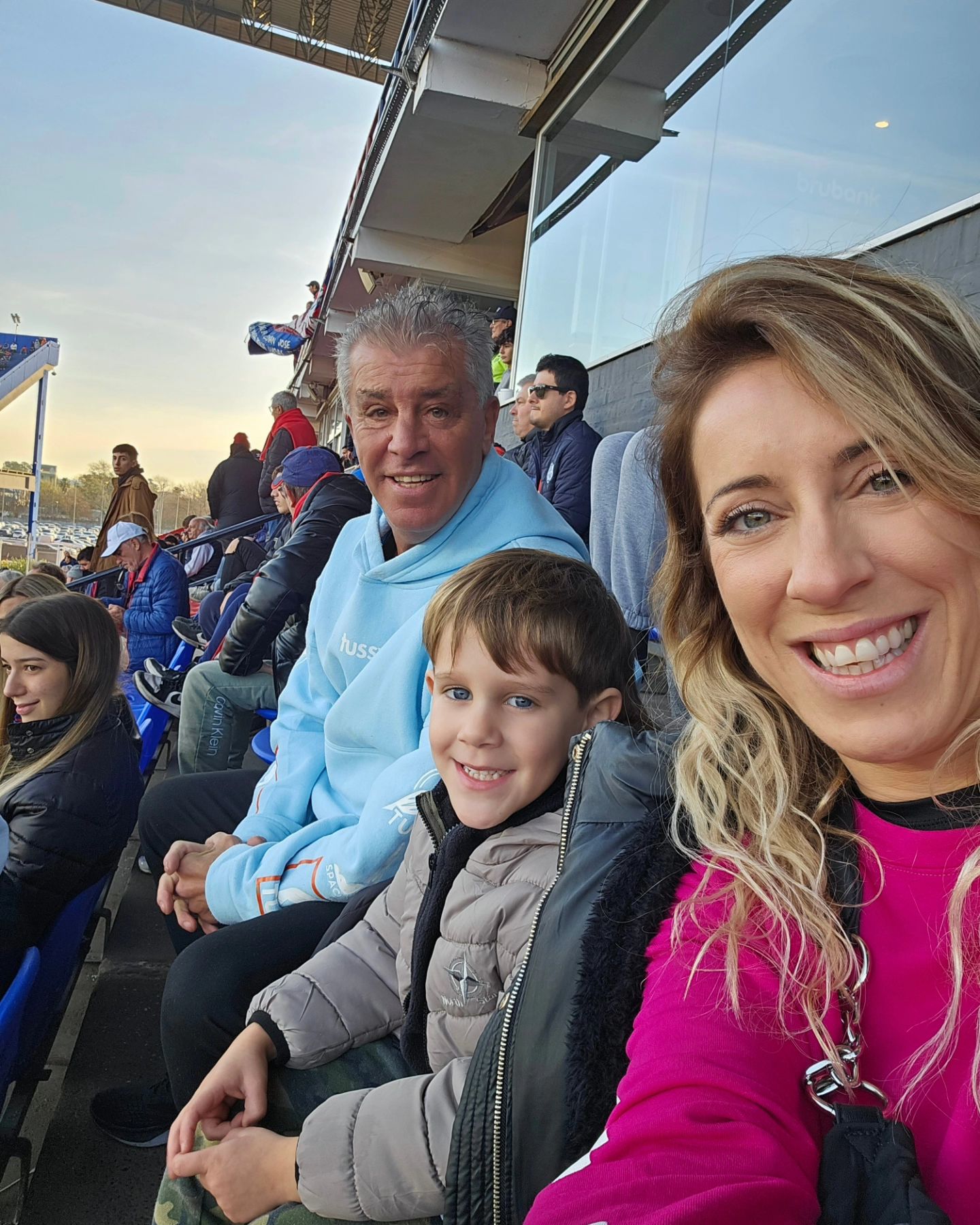 Gallego González en la cancha de San Lorenzo con su hija y su nieto