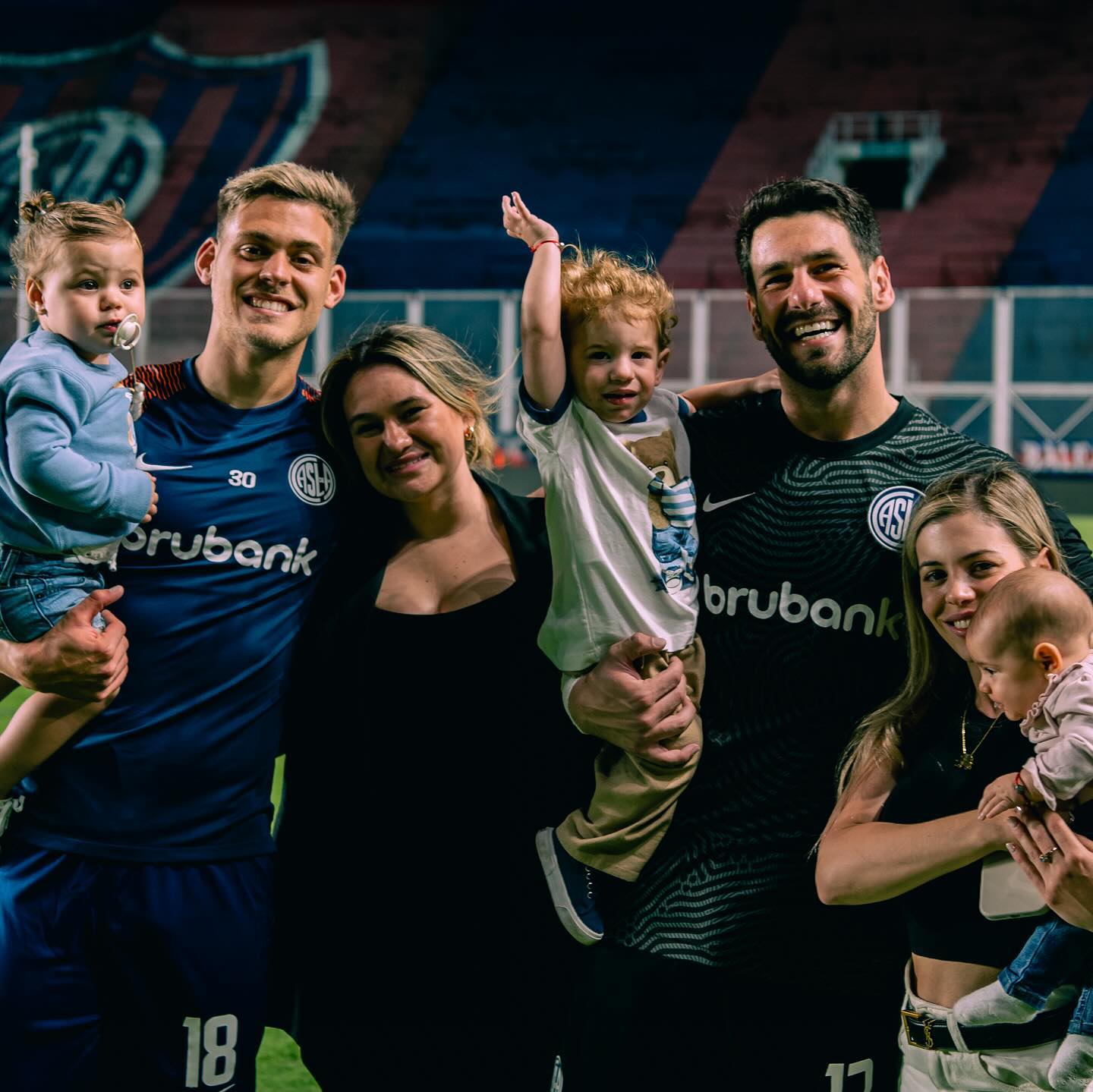 Batalla celebrando el triunfo con su familia.