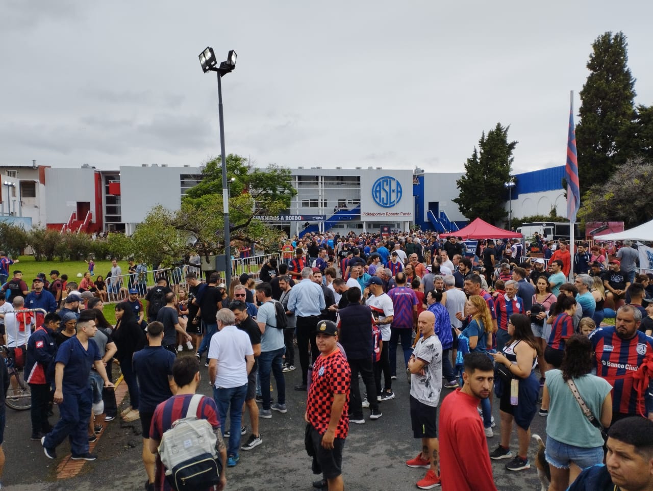 El predio de los polideportivos en Boedo, colmado de socios de San Lorenzo que en gran masa participaron.