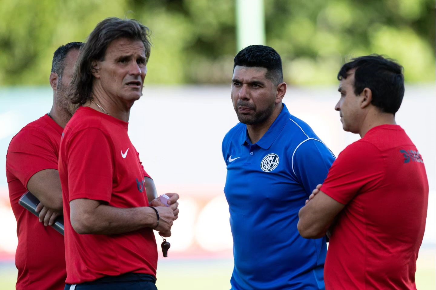 Rubén Darío Insúa junto a Ortigoza y al cuerpo técnico.