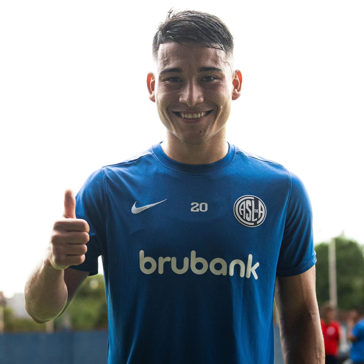 Tomás Porra, llega de la reserva de Pipi Romagnoli.