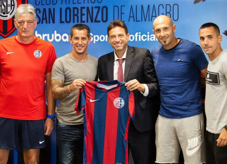 Romagnoli y todo su cuerpo técnico junto a Marcelo Moretti.