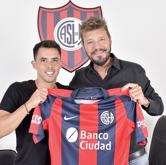 Torito Rodríguez con el ex presidente Marcelo Tinelli, cuando llegó al club.