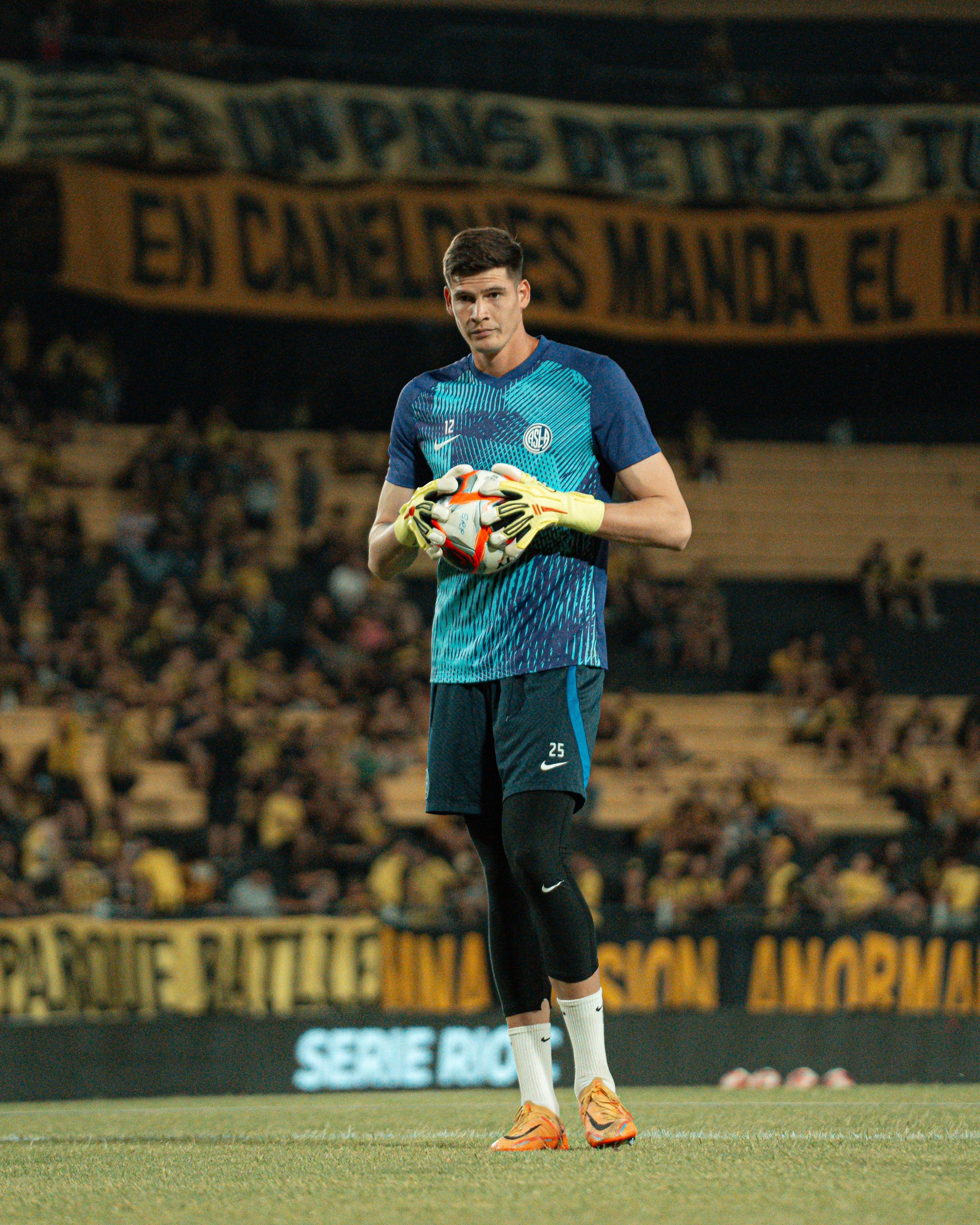 ¡Hay arquero! Orlando Gill mostró seguridad y buen juego con los pies, además de atajar un tremendo tiro libre de Leo Fernández.