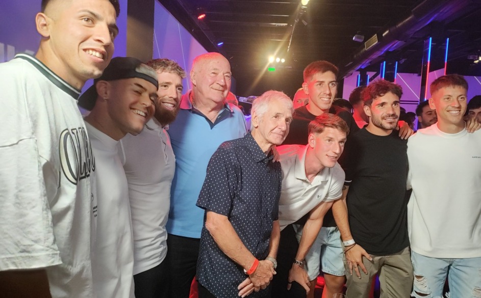 El plantel de San Lorenzo rodeando a dos glorias eternas: Héctor "El Gringo" Scotta y Sergio Bismark Villar.