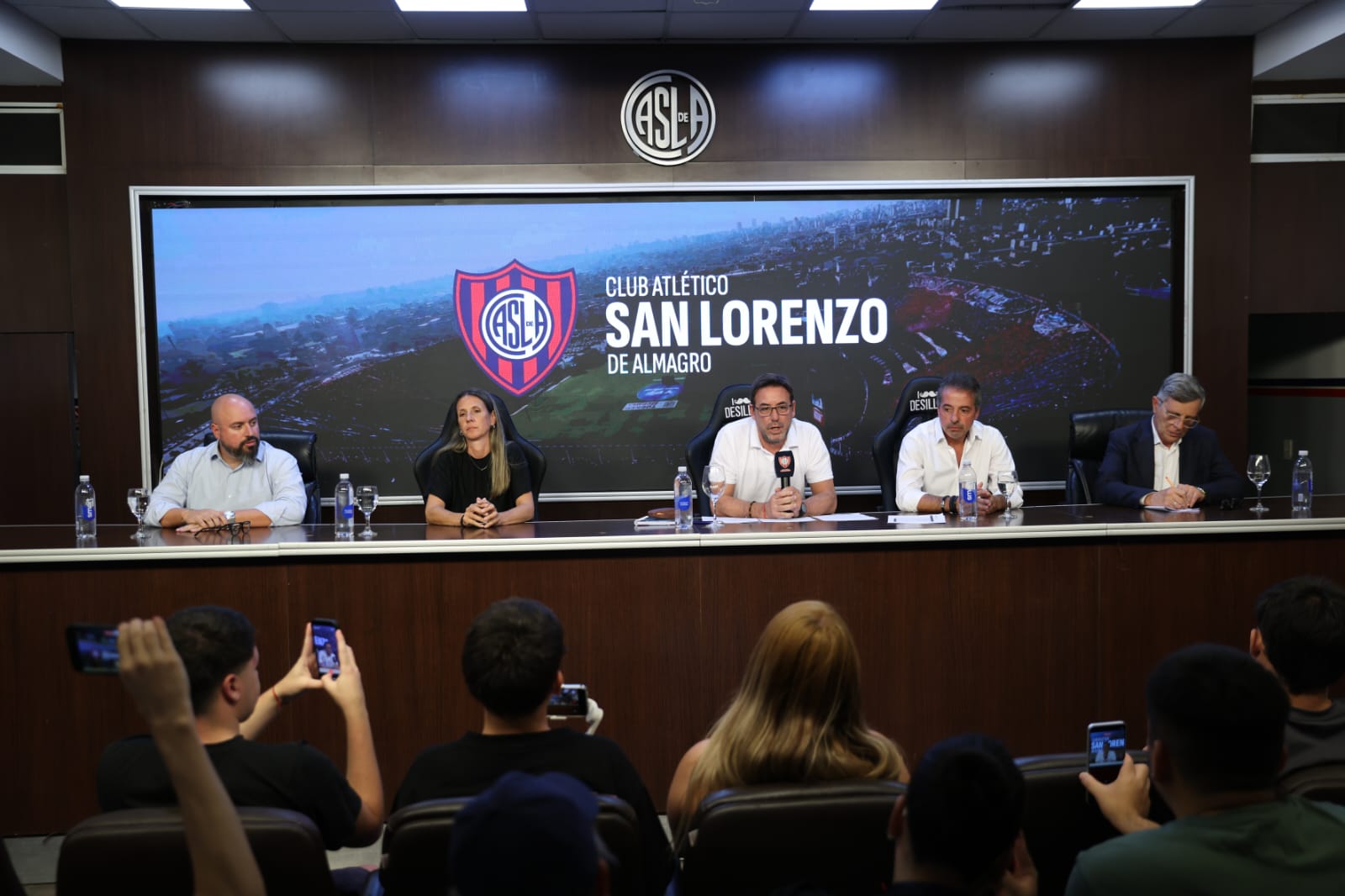 Sergio Costantino en la conferencia de prensa.